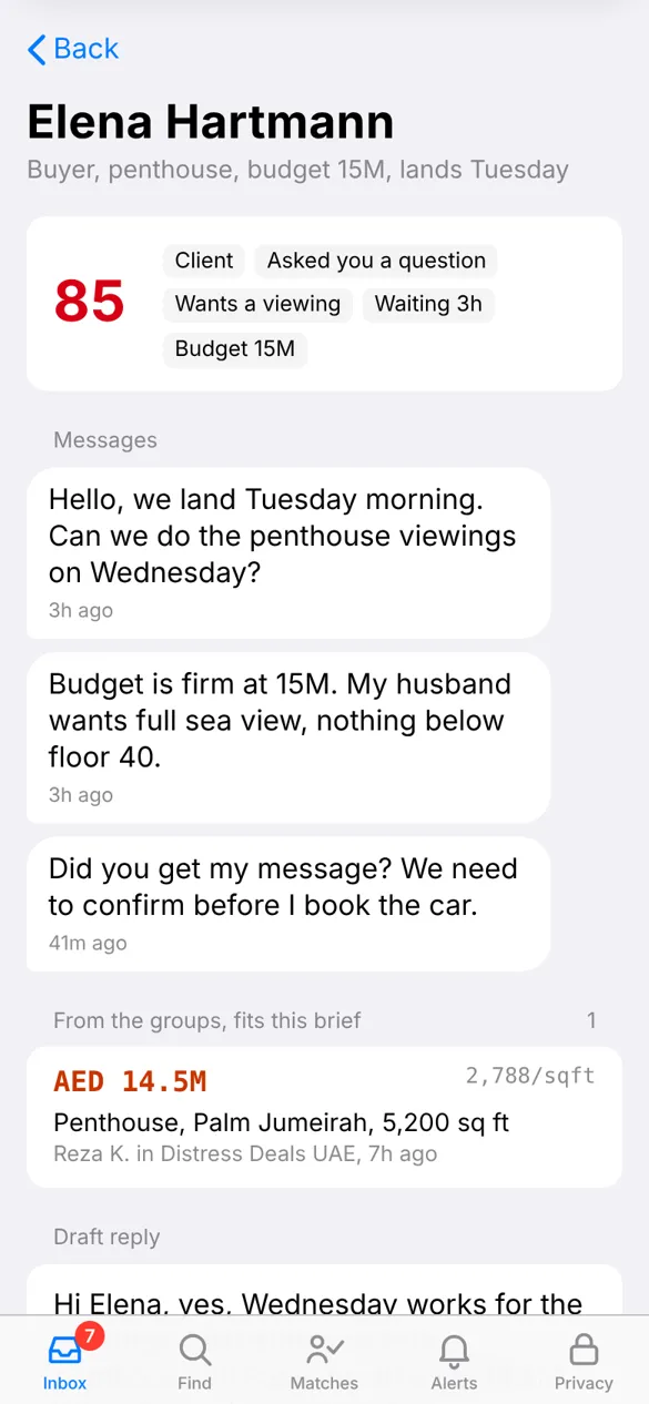 A client chat on a phone with its priority and reasons.